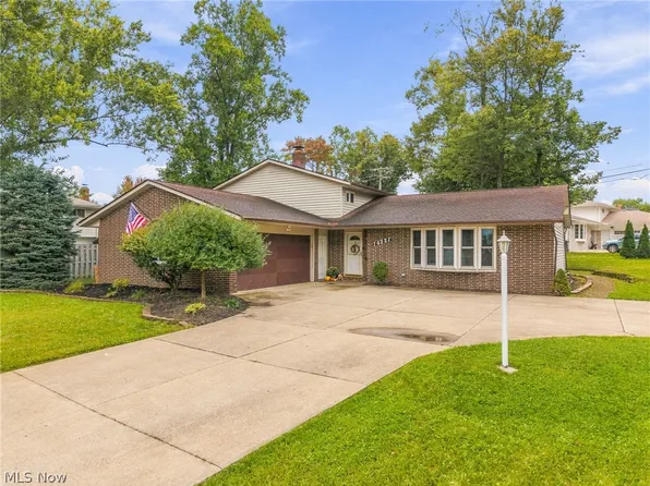 14351 Indian Creek Dr, Middleburg Heights, OH 44130