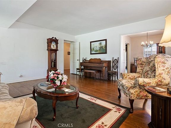 4th image of 4425 Stern Ave
