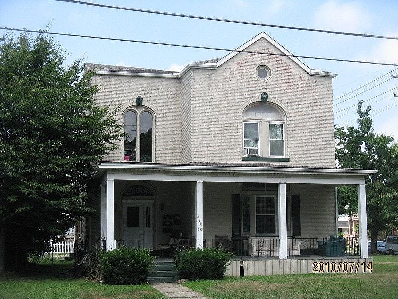 4 unit building, this apt is 2d floor front