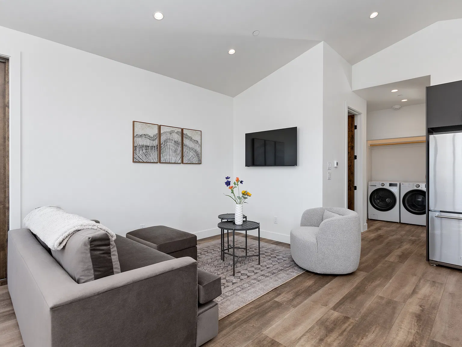 2 bed, 947 sqft, $4,750 — Photo 2