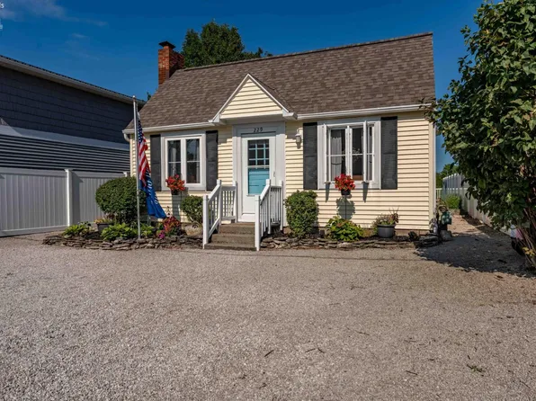 229 N Sackett Rd, Lakeside Marblehead, OH 43440