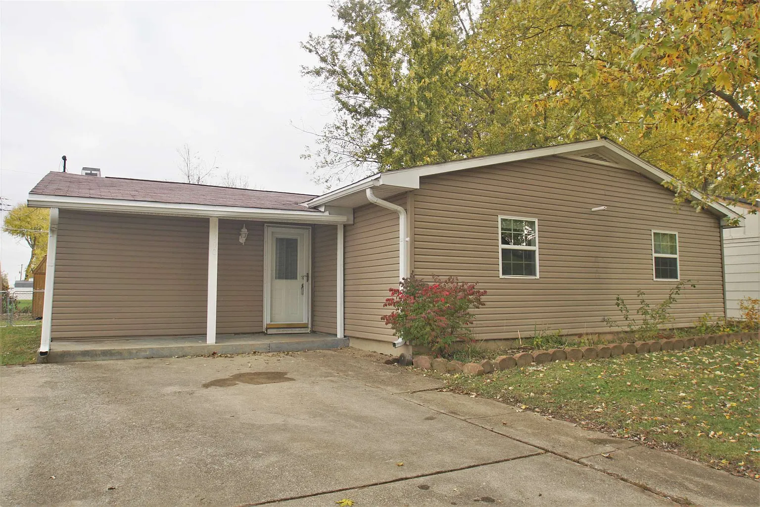 1300 Maplewood Dr photo 1