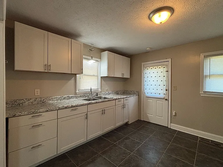 4937 Walnut Dr — Photo 9