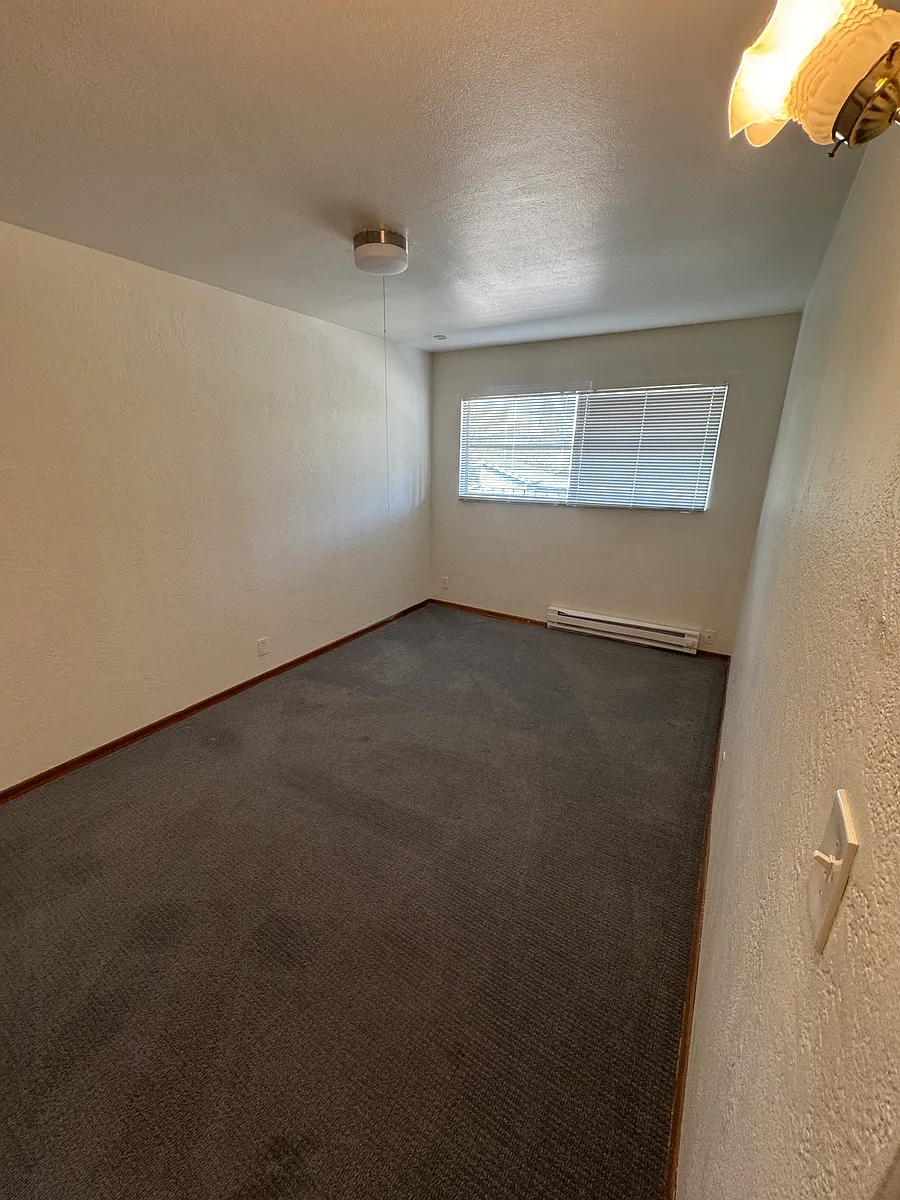 Building Photo - 13400 Roosevelt Way N #15