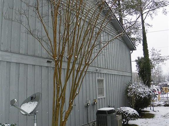5th image of 104 Meadow Park Ln APT D