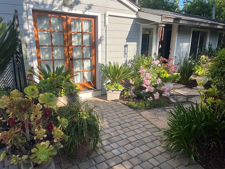 2336 Howard Ave — Photo 2