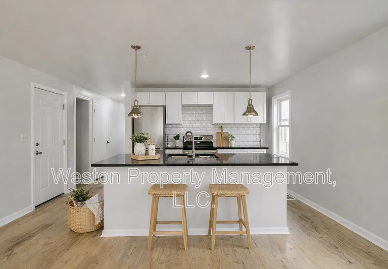 711 NW 30th St #4 — Photo 8