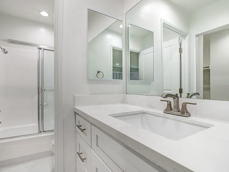 Country Club Apartments — Photo 75
