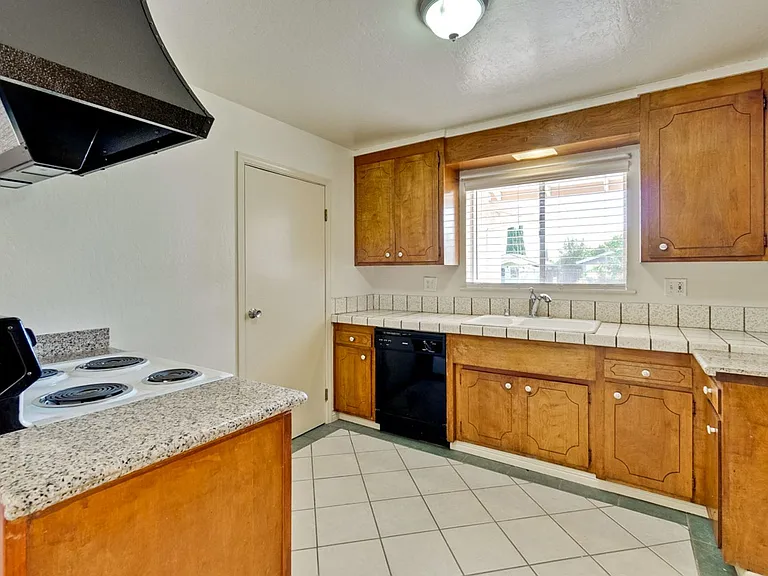 1109 White Cliff Dr — Photo 18