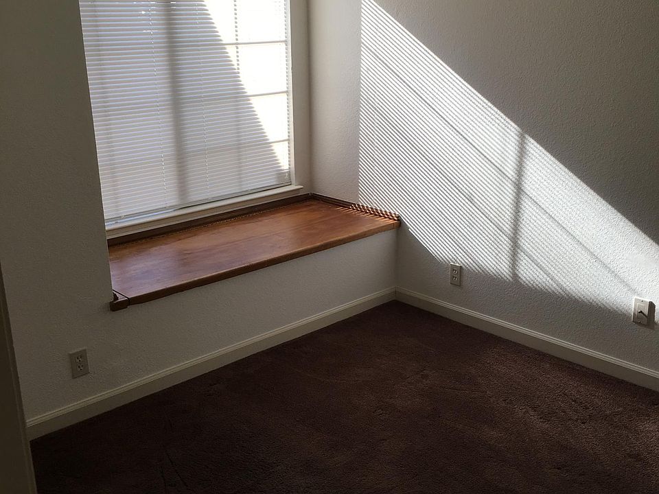 2nd image of 365 Hawthorne Dr
