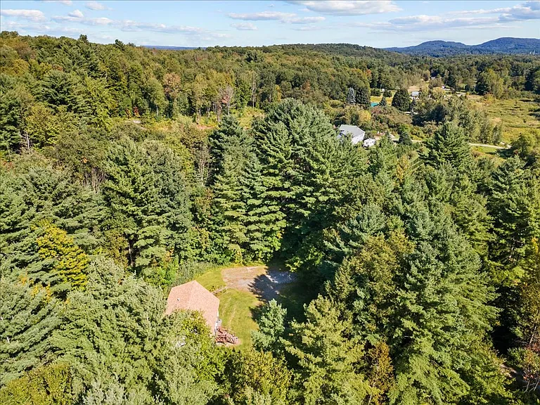 1672 Sweet Hollow Rd — Photo 34