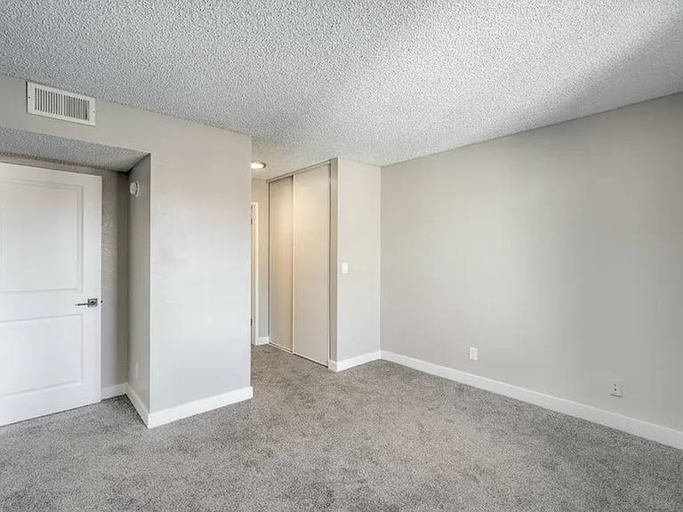 Rosewood Park Apartments — Photo 10