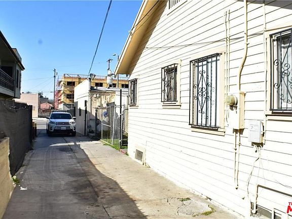 4th image of 1324 W Florence Ave