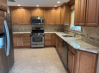 8 Dorothea St, Plainview, NY 11803