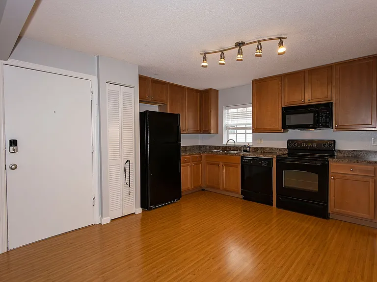 317 E Amelia St #8 — Photo 4