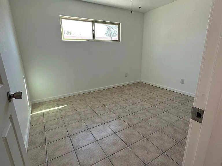 Spacious 2 Bedroom Apartment with Private Backyard — Photo 9