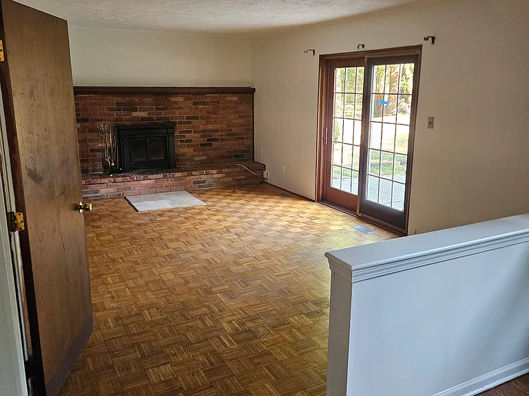 35241 Caryn St — Photo 10