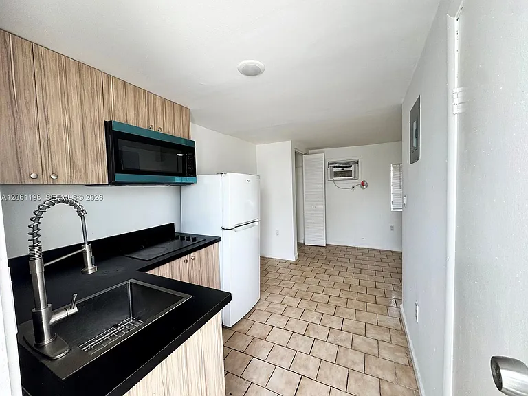856 SW 6th St #105 — Photo 2