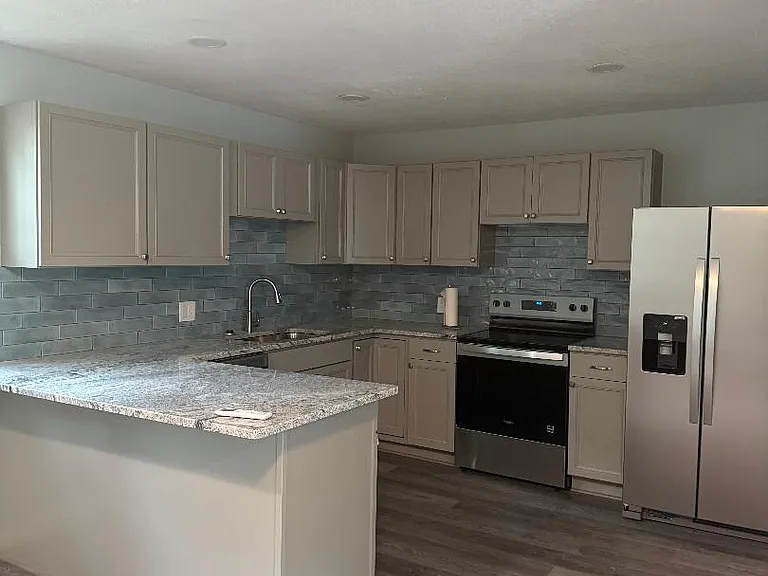 823 1/2 E Rollingwood Rd — Photo 4