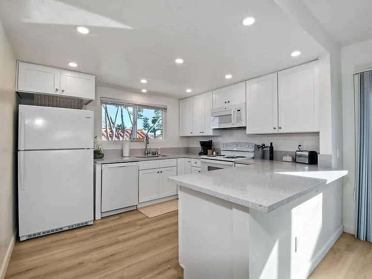 6675 Paseo Del Norte #B — Photo 5