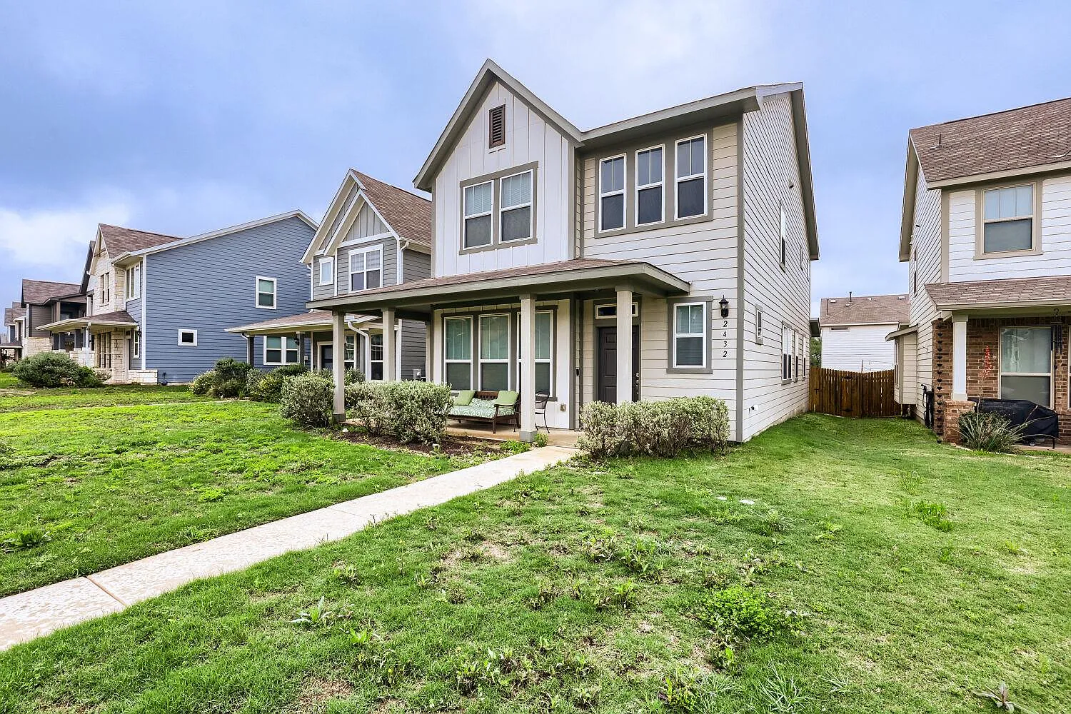 4 bed, 3.0 bath, 2434 sqft, $2,100 — Photo 2