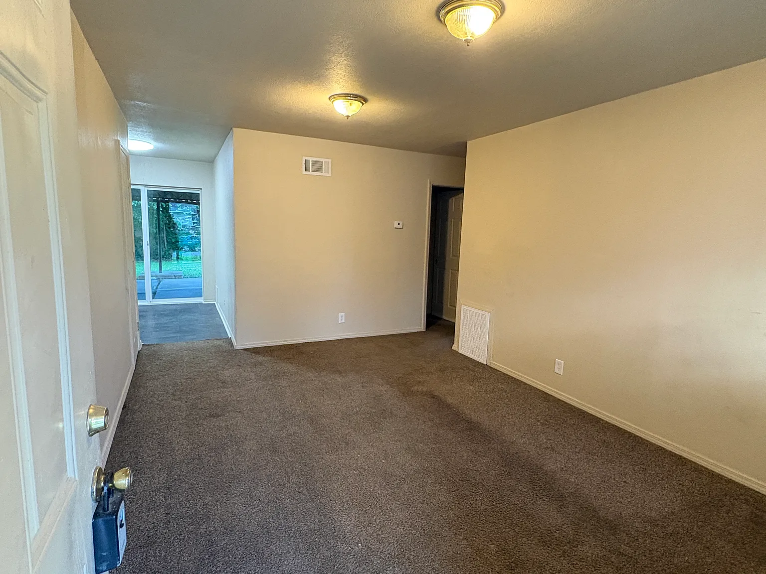 3 bed, 942 sqft, $1,420 — Photo 2