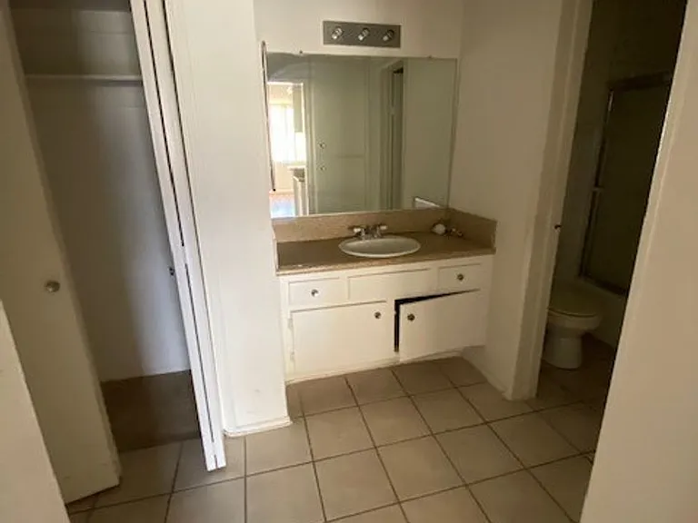 400 S Harvard Blvd — Photo 9
