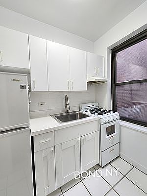 3rd image of 162 E 55th St APT 5A