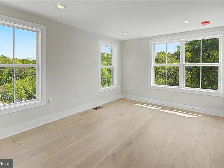 2902 Vista St NE — Photo 72