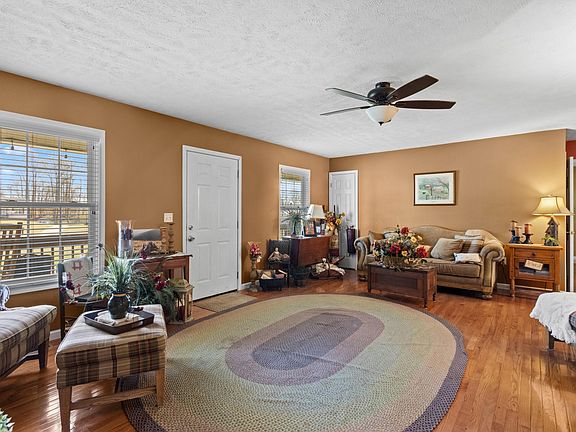 5th image of 499 Austin Cir