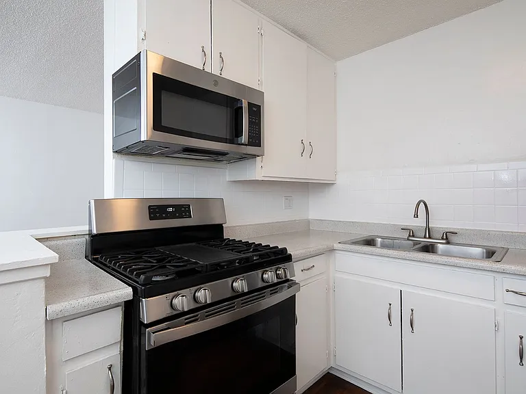 Aztec Pacific Apartments — Photo 30