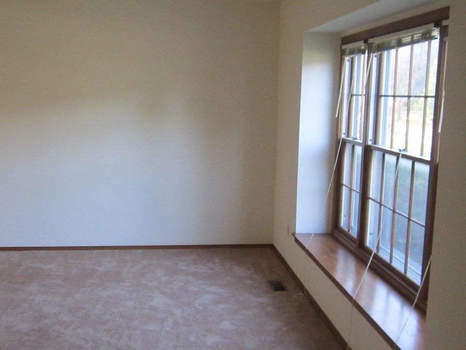 2nd image of 1811 Larson Ave