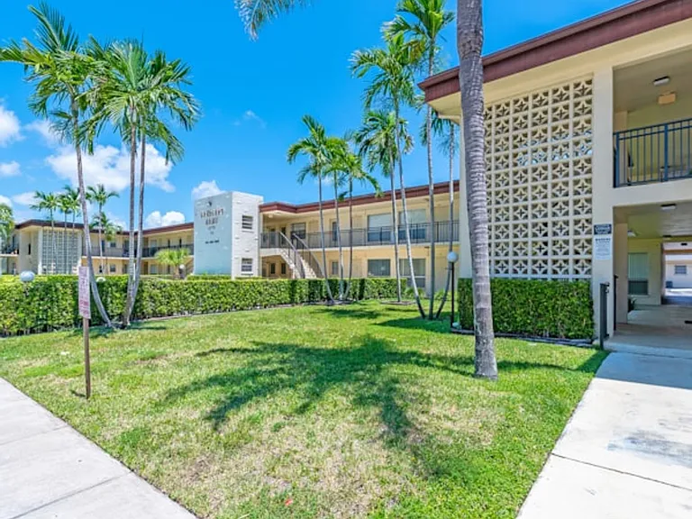 315 S Crescent Dr Hollywood, FL 33021 — Photo 1