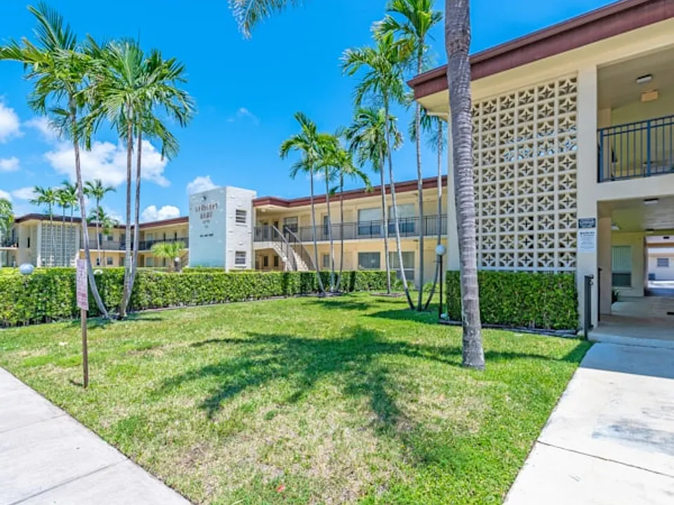 315 S Crescent Dr Hollywood, FL 33021