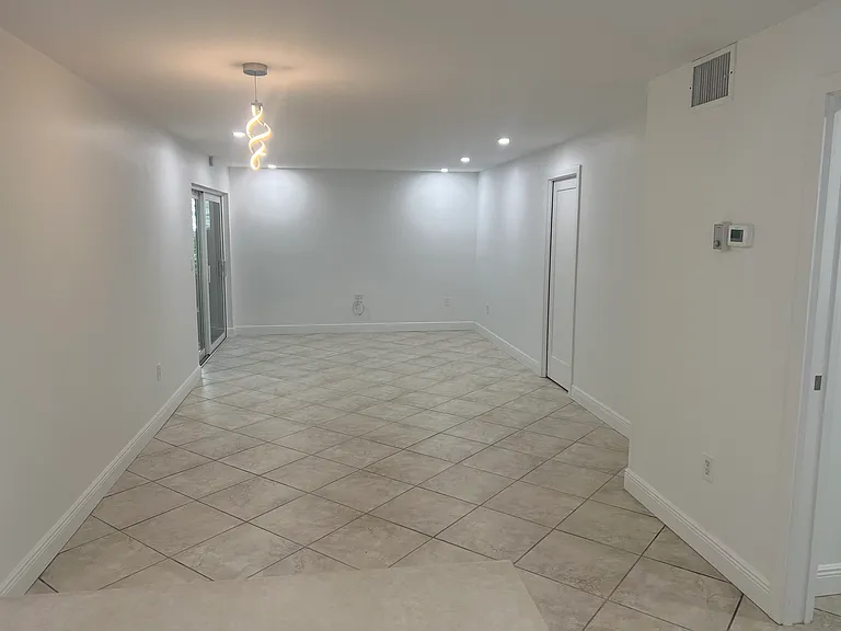 1964 Alamanda Dr #5 — Photo 4