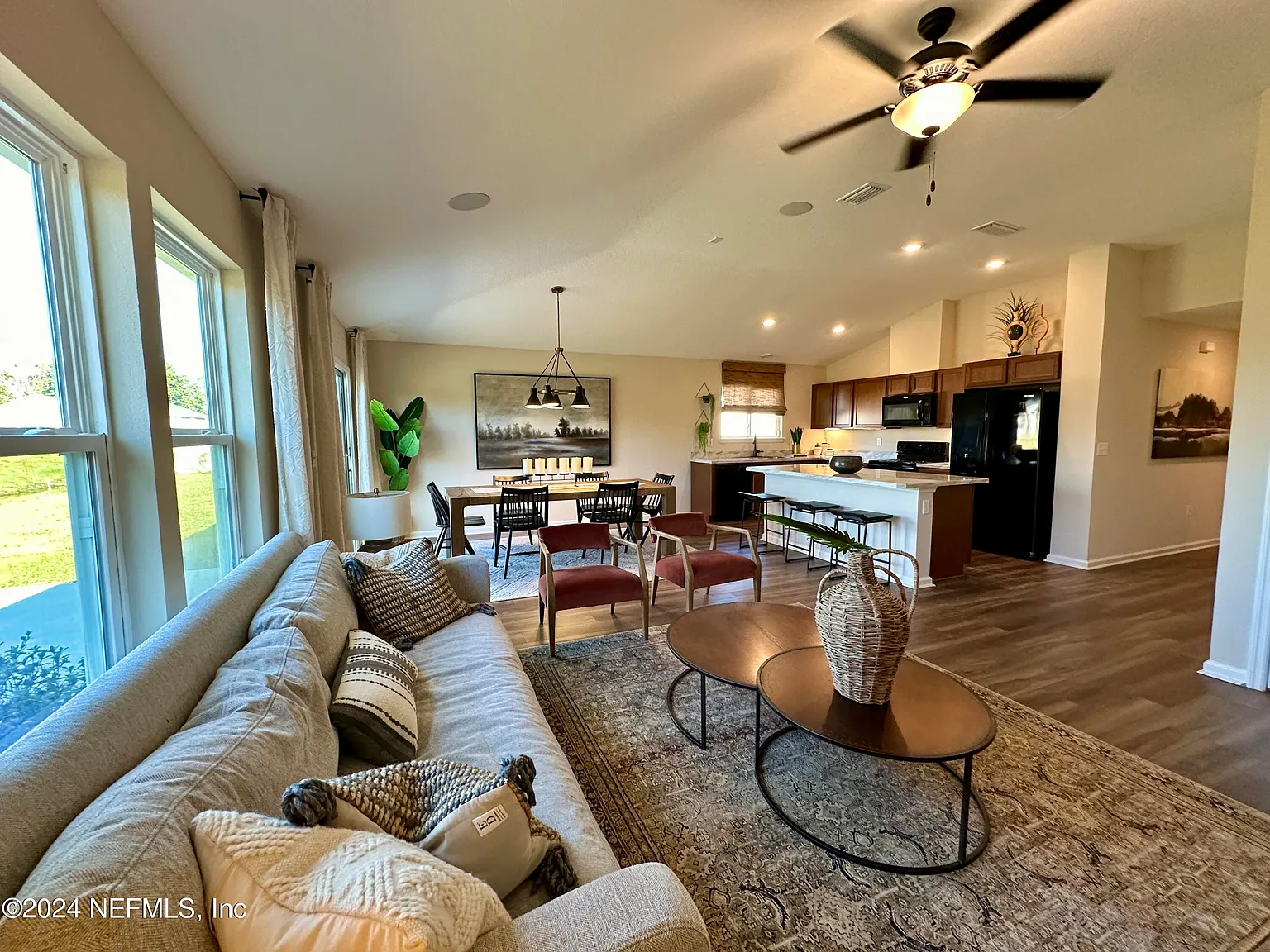 3 bed, 2.0 bath, 1696 sqft, $2,000 — Photo 2