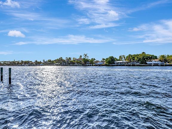 5th image of 305 S Riverside Drive