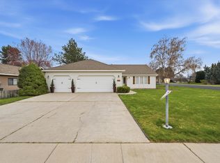630 Meadows Dr E, Richland, WA
