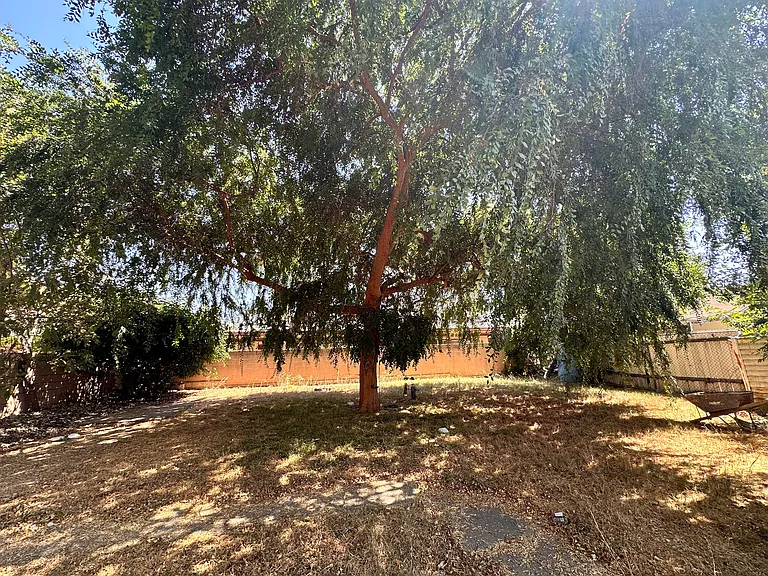 126 S Maimone Ave — Photo 15