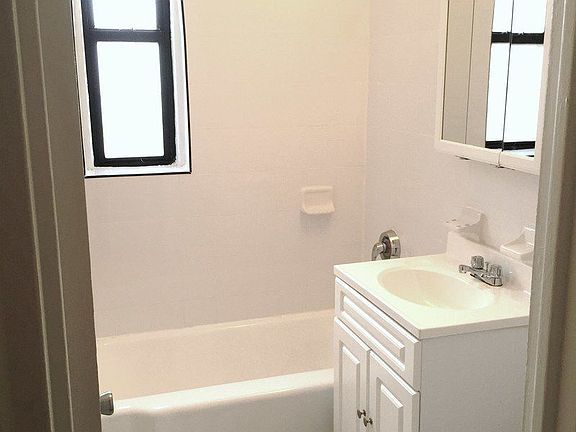 5th image of 3439 Knox Pl APT 6D