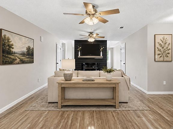 3rd image of 117 W Lea Cir