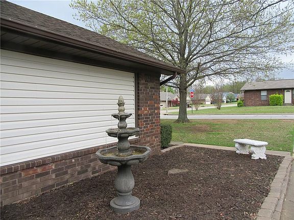 3rd image of 3627 Brentwood Dr