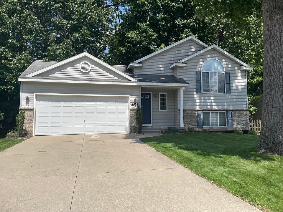 1st image of 2528 Lawncrest Dr NE