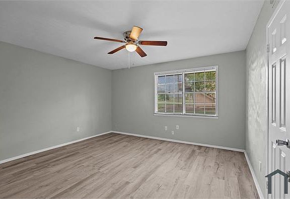 5th image of 2729 Main St APT 3