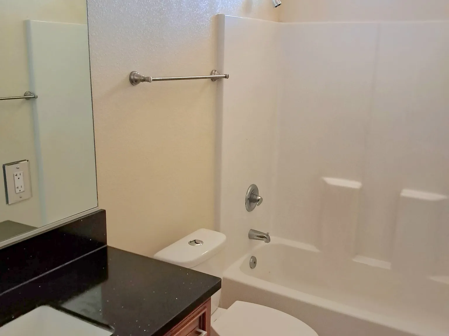2/1 duplex with open floorplan, central hea — Photo 2