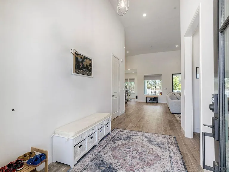 655 Hamilton Ln — Photo 4