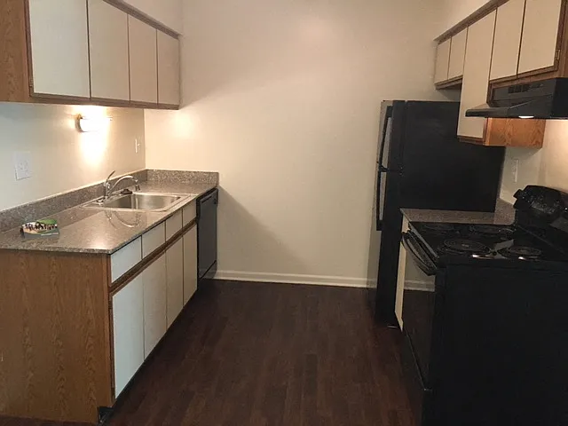 Lakeside Village Apartments — Photo 156