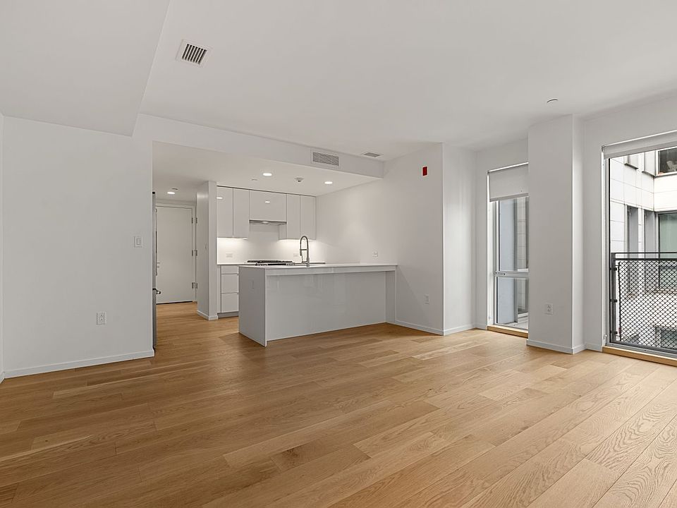 1st image of 50-504 W Broadway #499