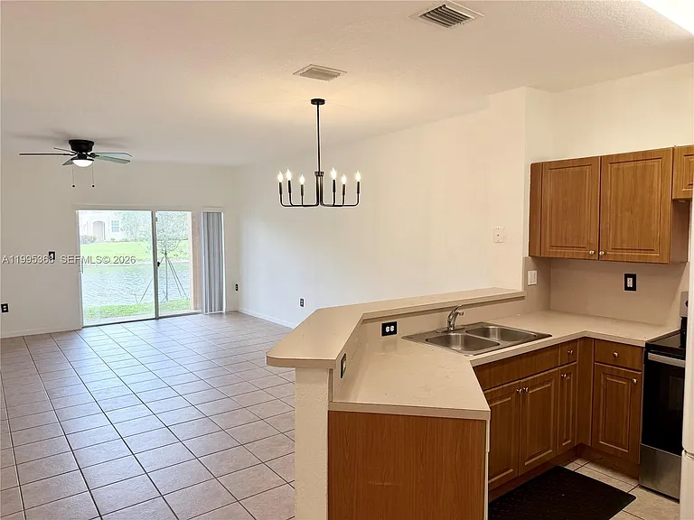 5747 Isles Cir #5747 — Photo 7