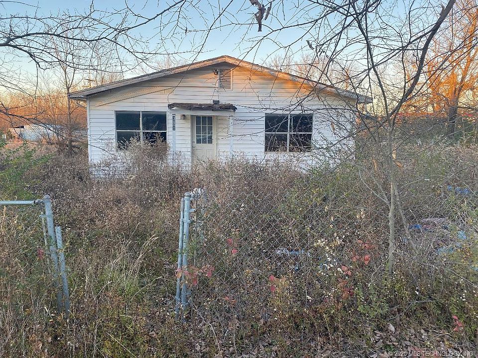 1st image of 301 N 1st St